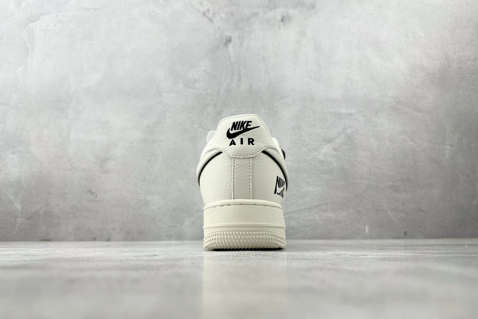 XC 本地💰260
Nike Air Force 1'07  NIKE 联名 米白黑

货号：CS5288 031
尺码：36 36.5 37.5 38 38.5 39 40 40.5 41 42 42.5 43 44 44.5 45 
编码：36