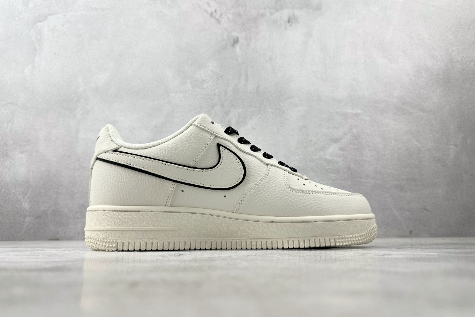 XC 本地💰260
Nike Air Force 1'07  NIKE 联名 米白黑

货号：CS5288 031
尺码：36 36.5 37.5 38 38.5 39 40 40.5 41 42 42.5 43 44 44.5 45 
编码：36