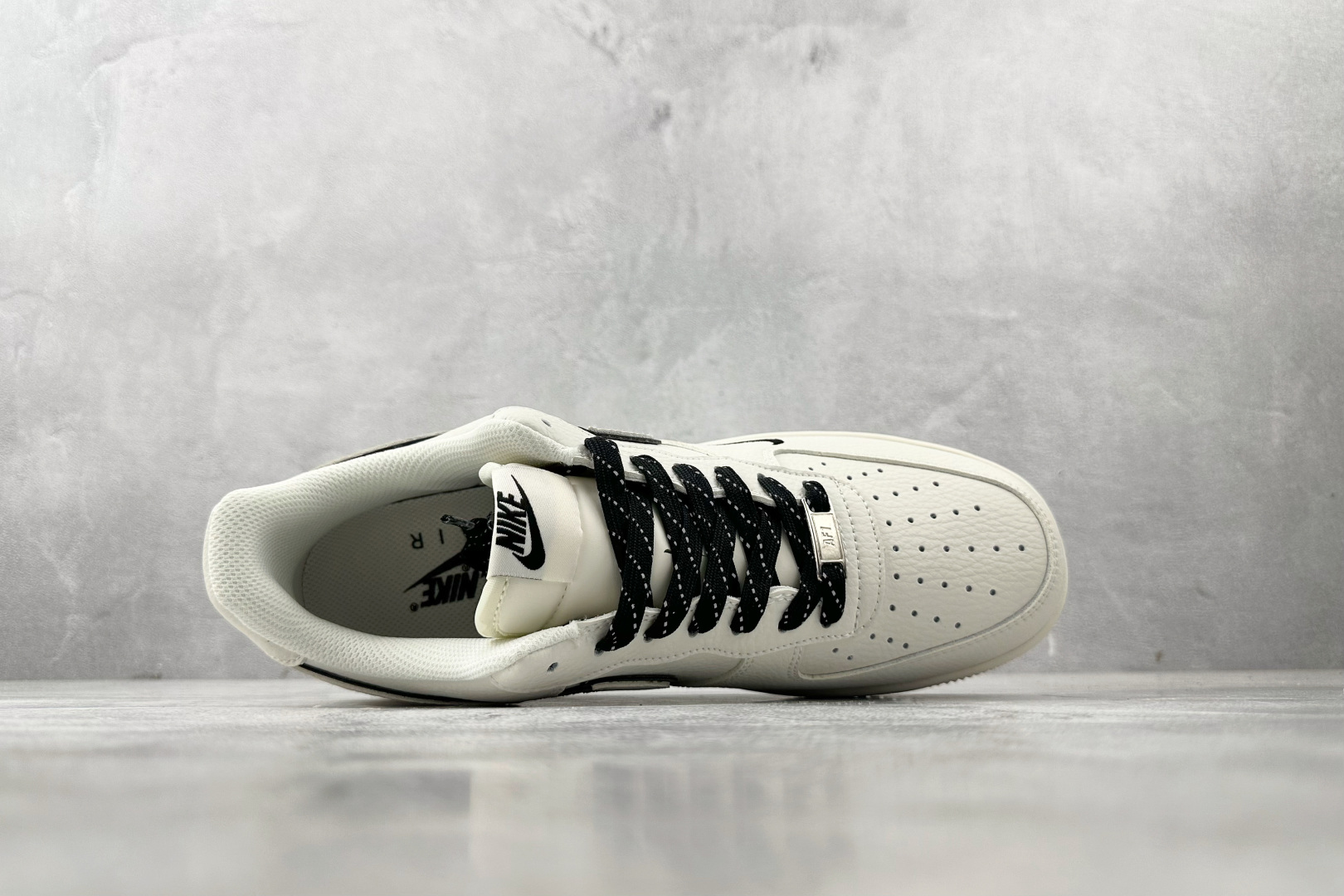 XC 本地💰260
Nike Air Force 1'07  NIKE 联名 米白黑

货号：CS5288 031
尺码：36 36.5 37.5 38 38.5 39 40 40.5 41 42 42.5 43 44 44.5 45 
编码：36