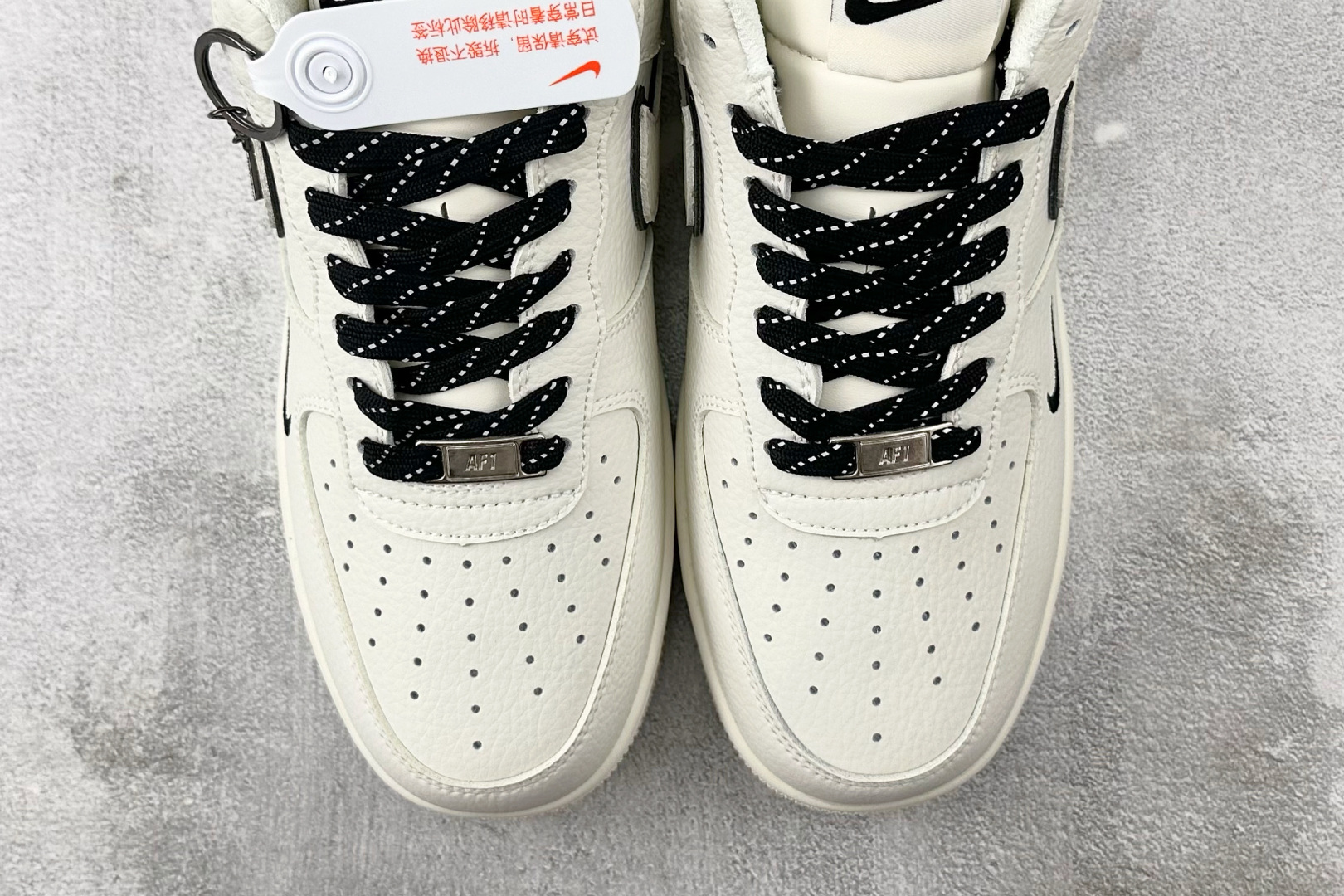 XC 本地💰260
Nike Air Force 1'07  NIKE 联名 米白黑

货号：CS5288 031
尺码：36 36.5 37.5 38 38.5 39 40 40.5 41 42 42.5 43 44 44.5 45 
编码：36