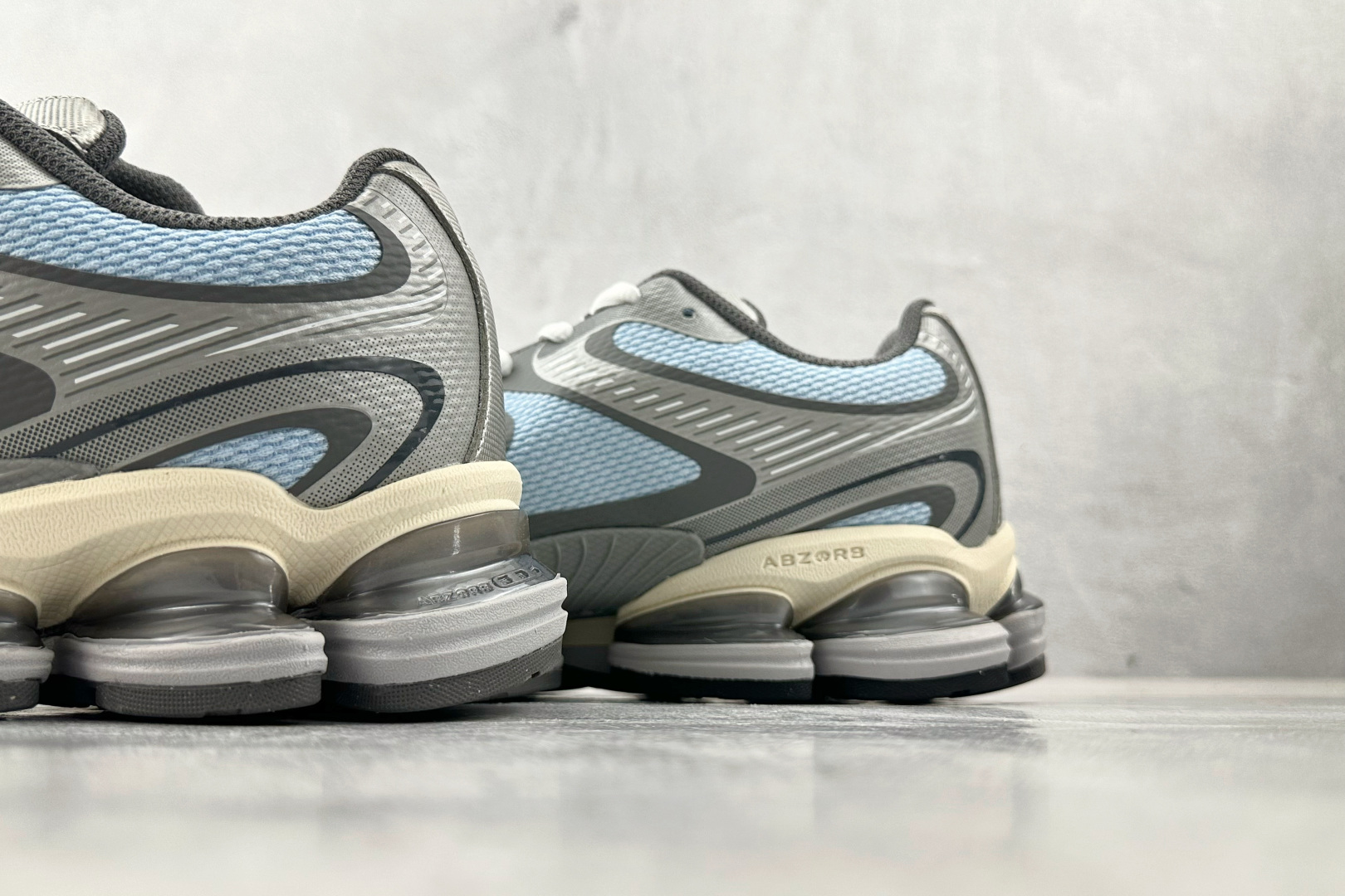 C 版 本地💰240
大厂出品 New Balance NB 2000 蓝灰

货号：U2000BA
尺码：36 36.5 37 38.5 39 40 40.5 41 42 42.5 43 44 44.5 45 46 46.5
编码：33