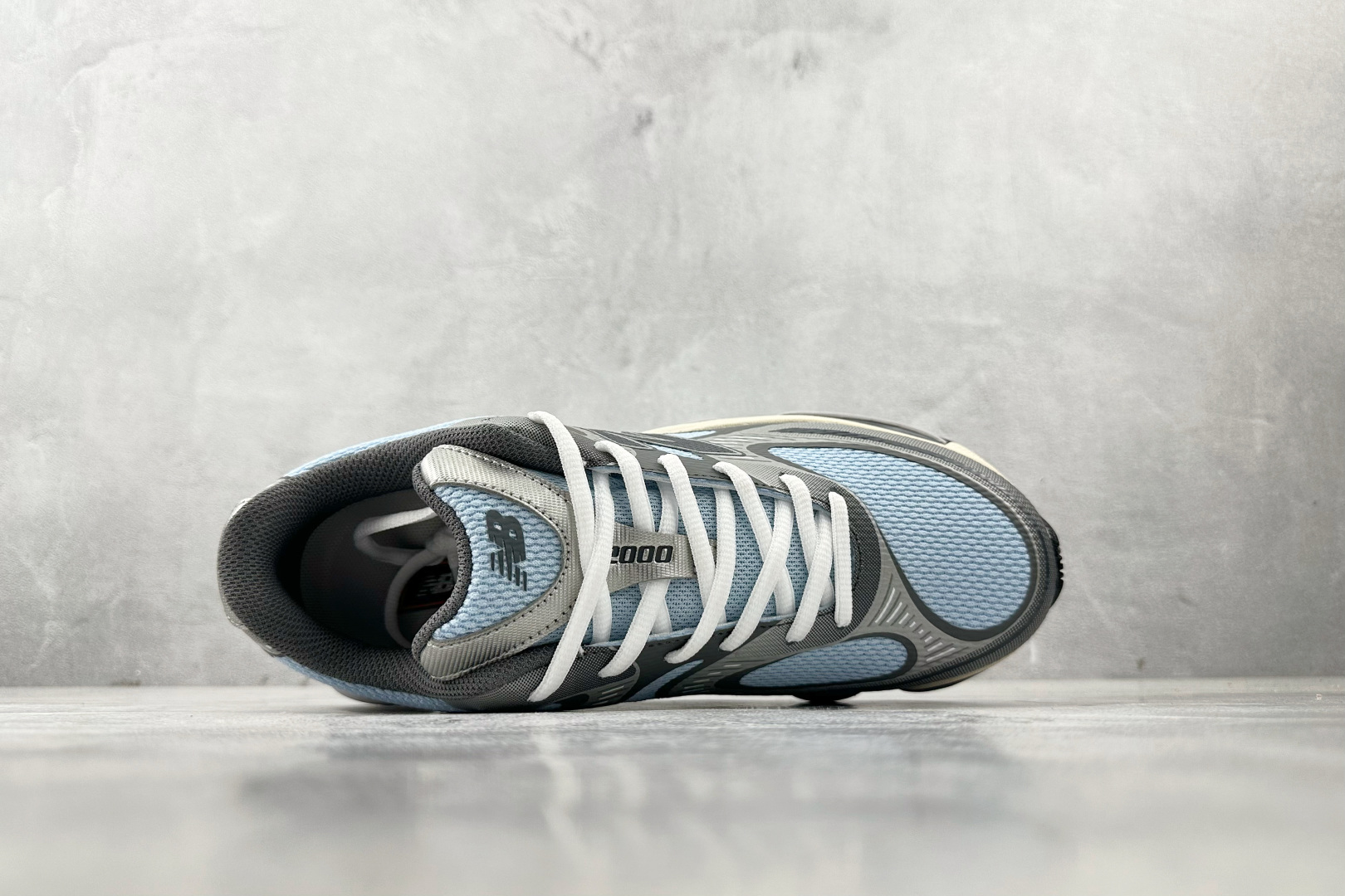C 版 本地💰240
大厂出品 New Balance NB 2000 蓝灰

货号：U2000BA
尺码：36 36.5 37 38.5 39 40 40.5 41 42 42.5 43 44 44.5 45 46 46.5
编码：33