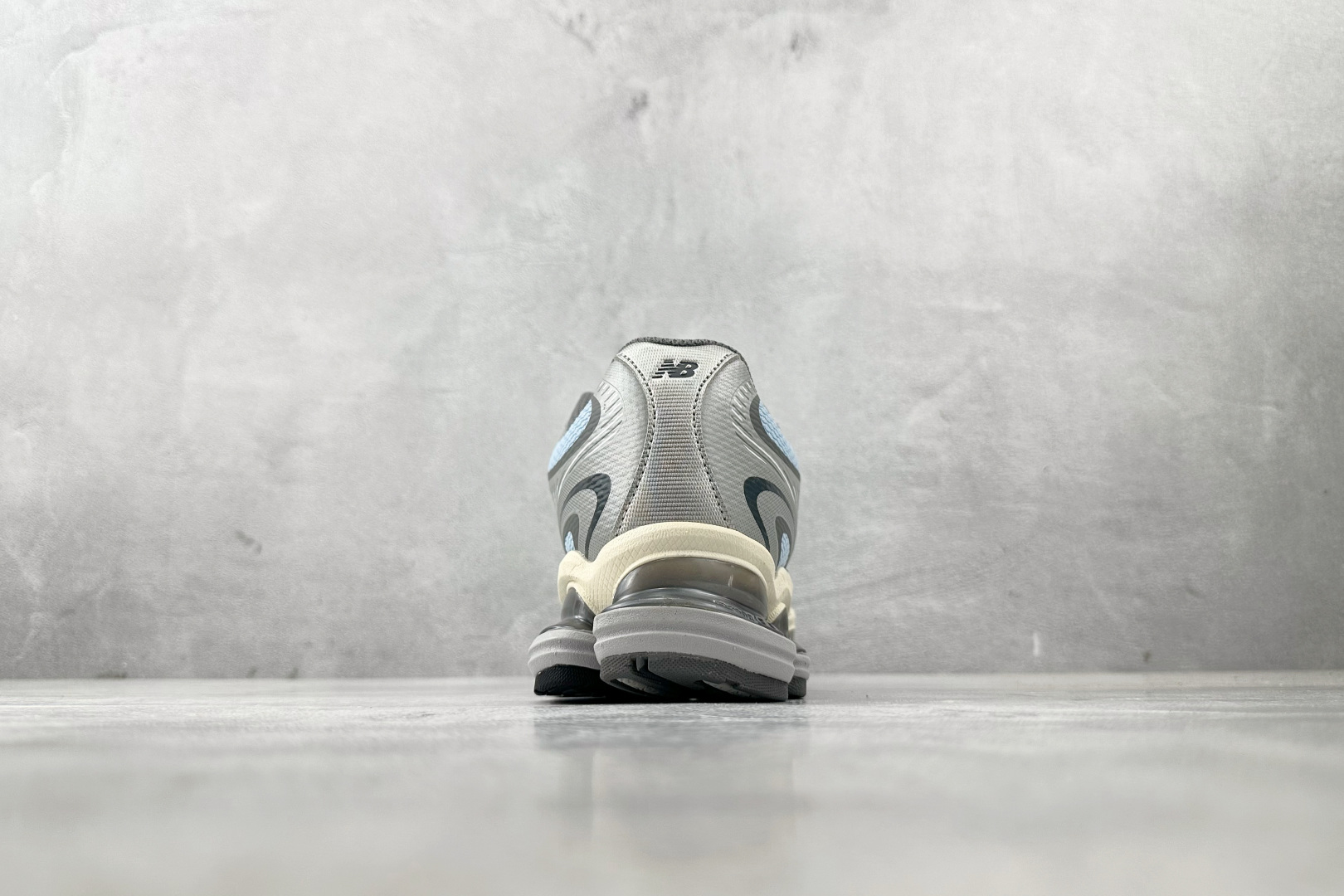 C 版 本地💰240
大厂出品 New Balance NB 2000 蓝灰

货号：U2000BA
尺码：36 36.5 37 38.5 39 40 40.5 41 42 42.5 43 44 44.5 45 46 46.5
编码：33