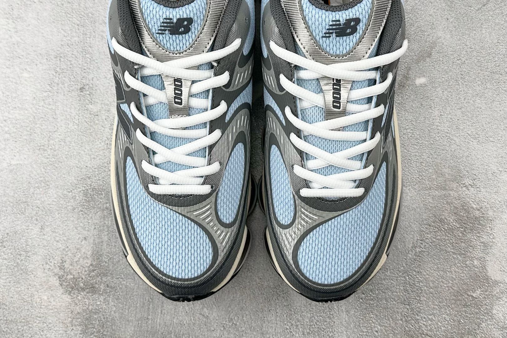 C 版 本地💰240
大厂出品 New Balance NB 2000 蓝灰

货号：U2000BA
尺码：36 36.5 37 38.5 39 40 40.5 41 42 42.5 43 44 44.5 45 46 46.5
编码：33
