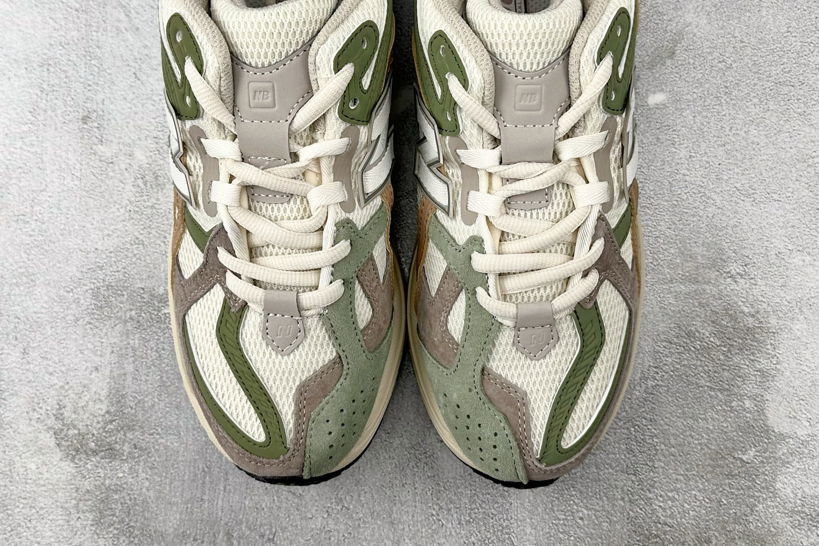 FC 本地💰200
纯原出品  New Balance NB 1906U 白灰

货号：M1906NE
尺码：36 36.5 37 38.5 39 40 40.5 41 42 42.5 43 44 44.5 45 46 46.5
编码：30