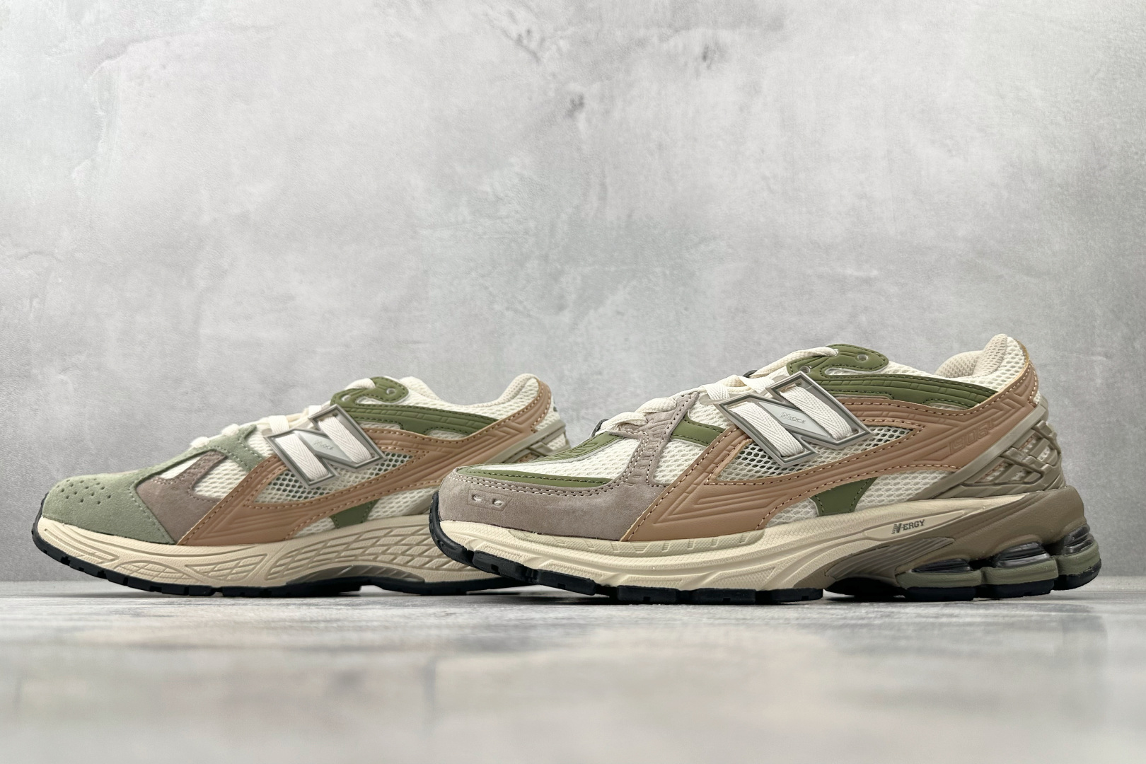 FC 本地💰200
纯原出品  New Balance NB 1906U 白灰

货号：M1906NE
尺码：36 36.5 37 38.5 39 40 40.5 41 42 42.5 43 44 44.5 45 46 46.5
编码：30