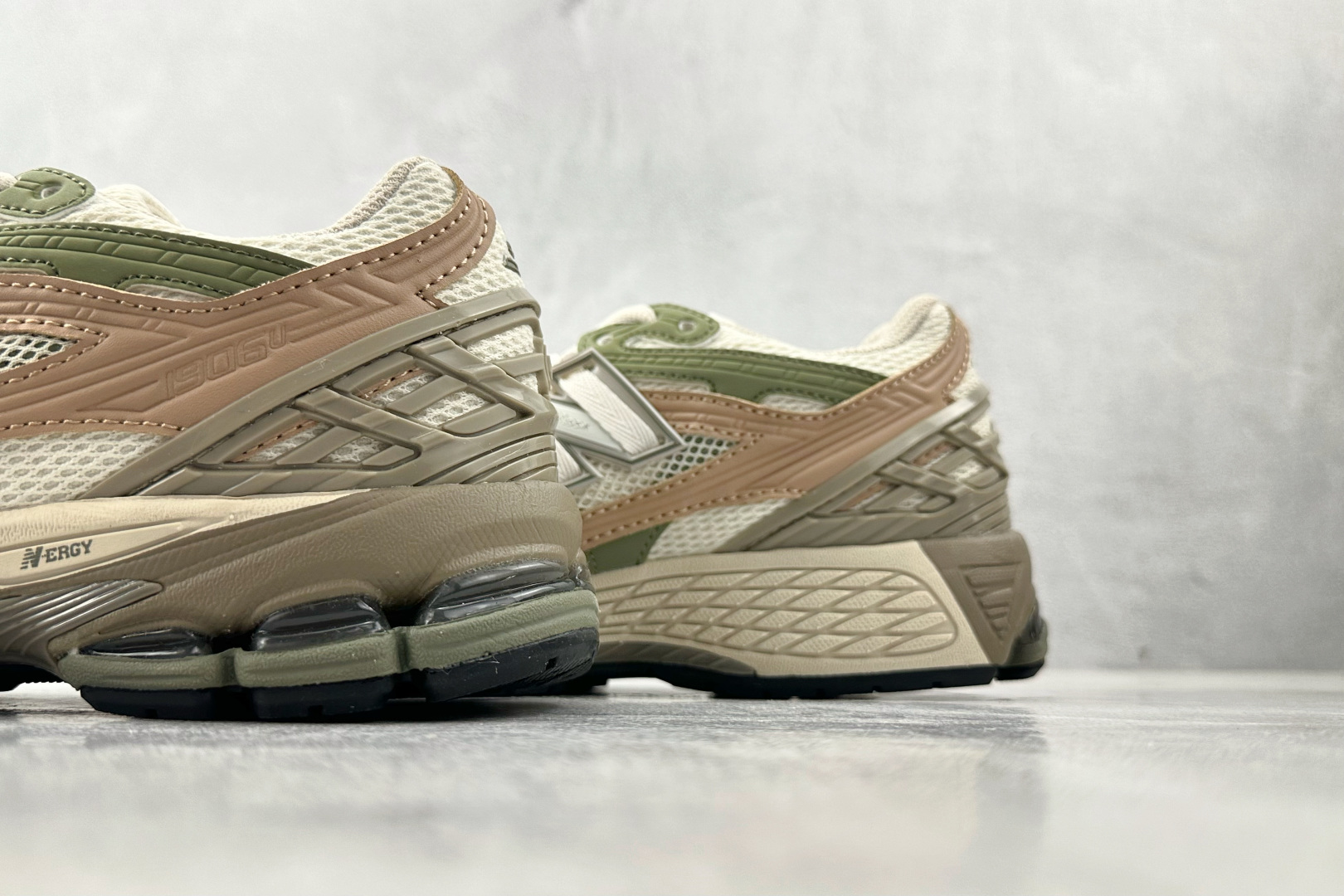 FC 本地💰200
纯原出品  New Balance NB 1906U 白灰

货号：M1906NE
尺码：36 36.5 37 38.5 39 40 40.5 41 42 42.5 43 44 44.5 45 46 46.5
编码：30