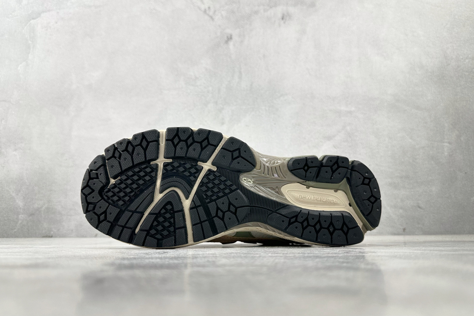 FC 本地💰200
纯原出品  New Balance NB 1906U 白灰

货号：M1906NE
尺码：36 36.5 37 38.5 39 40 40.5 41 42 42.5 43 44 44.5 45 46 46.5
编码：30