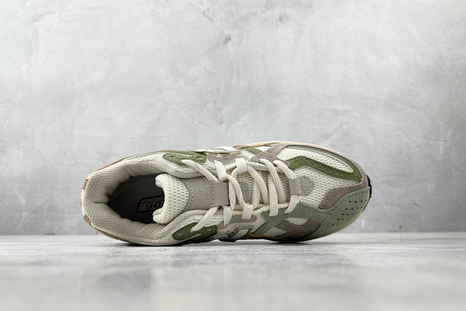 FC 本地💰200
纯原出品  New Balance NB 1906U 白灰

货号：M1906NE
尺码：36 36.5 37 38.5 39 40 40.5 41 42 42.5 43 44 44.5 45 46 46.5
编码：30