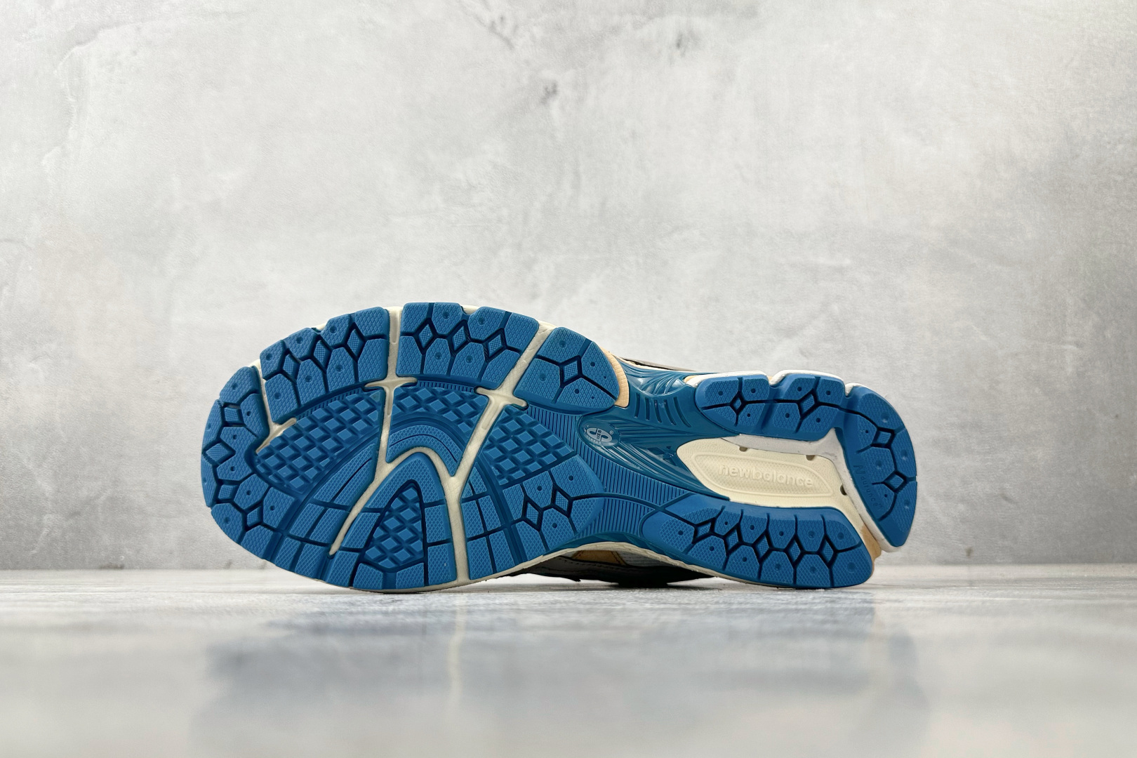 FC 本地💰200
纯原出品 CONCEPTS x New Balance NB 1906U 棕白蓝

货号：M1906NCS
尺码：36 36.5 37 38.5 39 40 40.5 41 42 42.5 43 44 44.5 45 46 46.5
编码：30