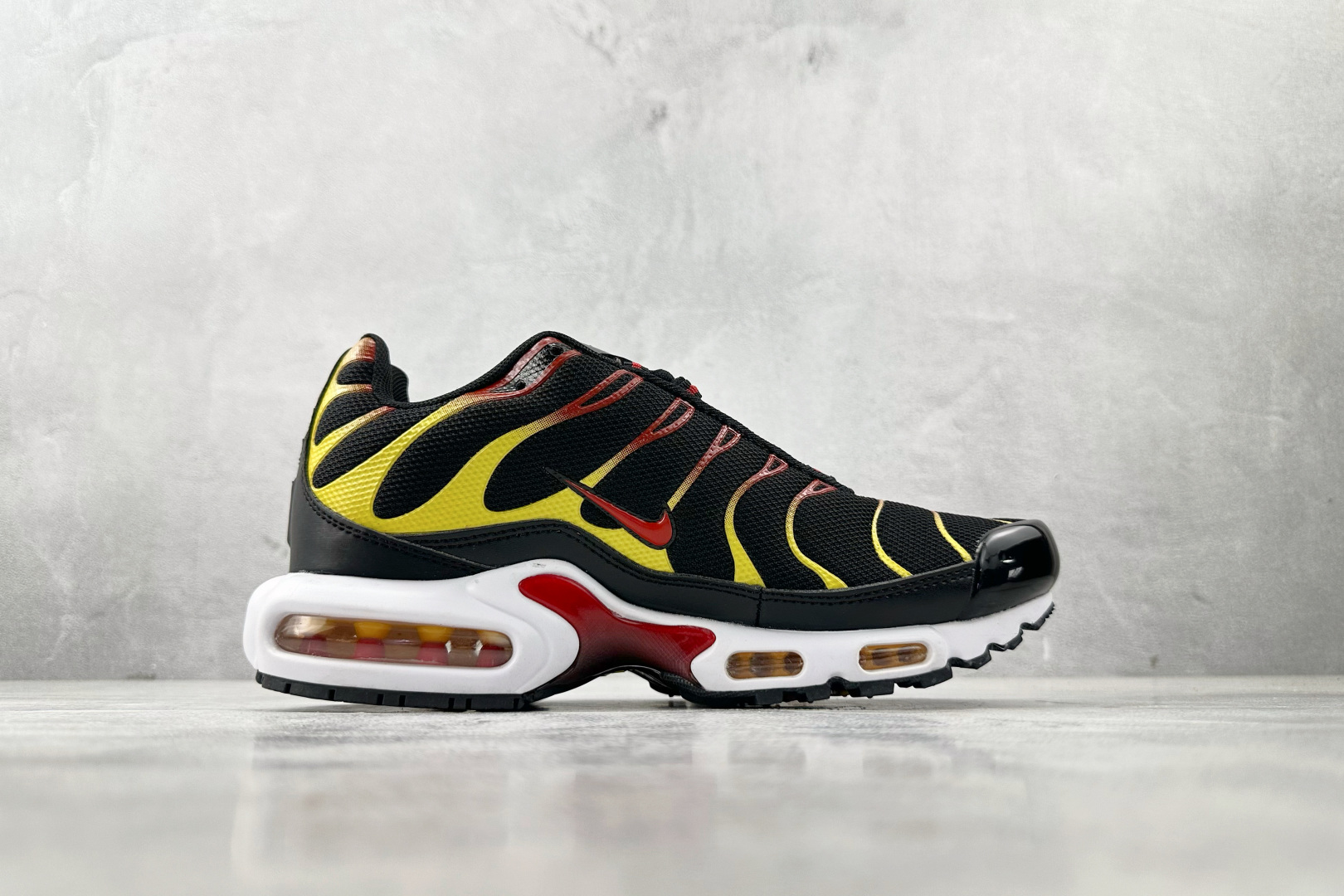 外贸 GW 本地💰150
Nike Air Max Plus 黑橙

货号：DC6094-001
尺码：36 37 38 39 40 41 42 43 44 45 46 47 48 49
编码：25