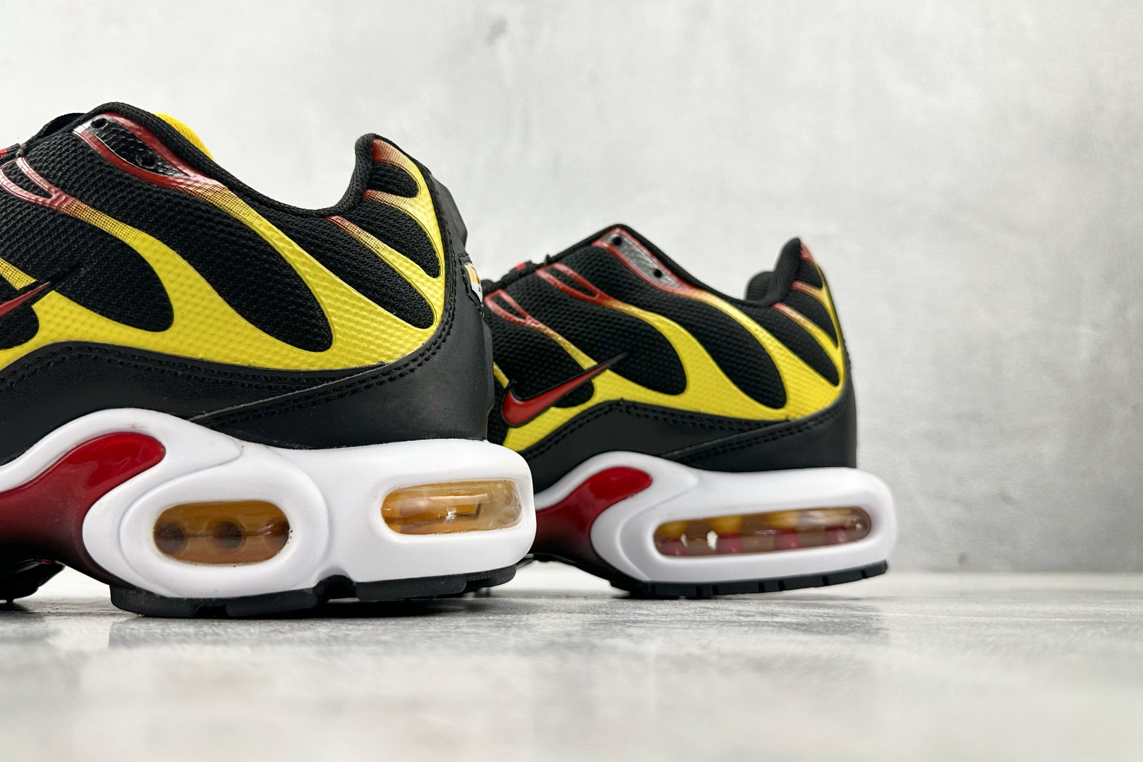 外贸 GW 本地💰150
Nike Air Max Plus 黑橙

货号：DC6094-001
尺码：36 37 38 39 40 41 42 43 44 45 46 47 48 49
编码：25