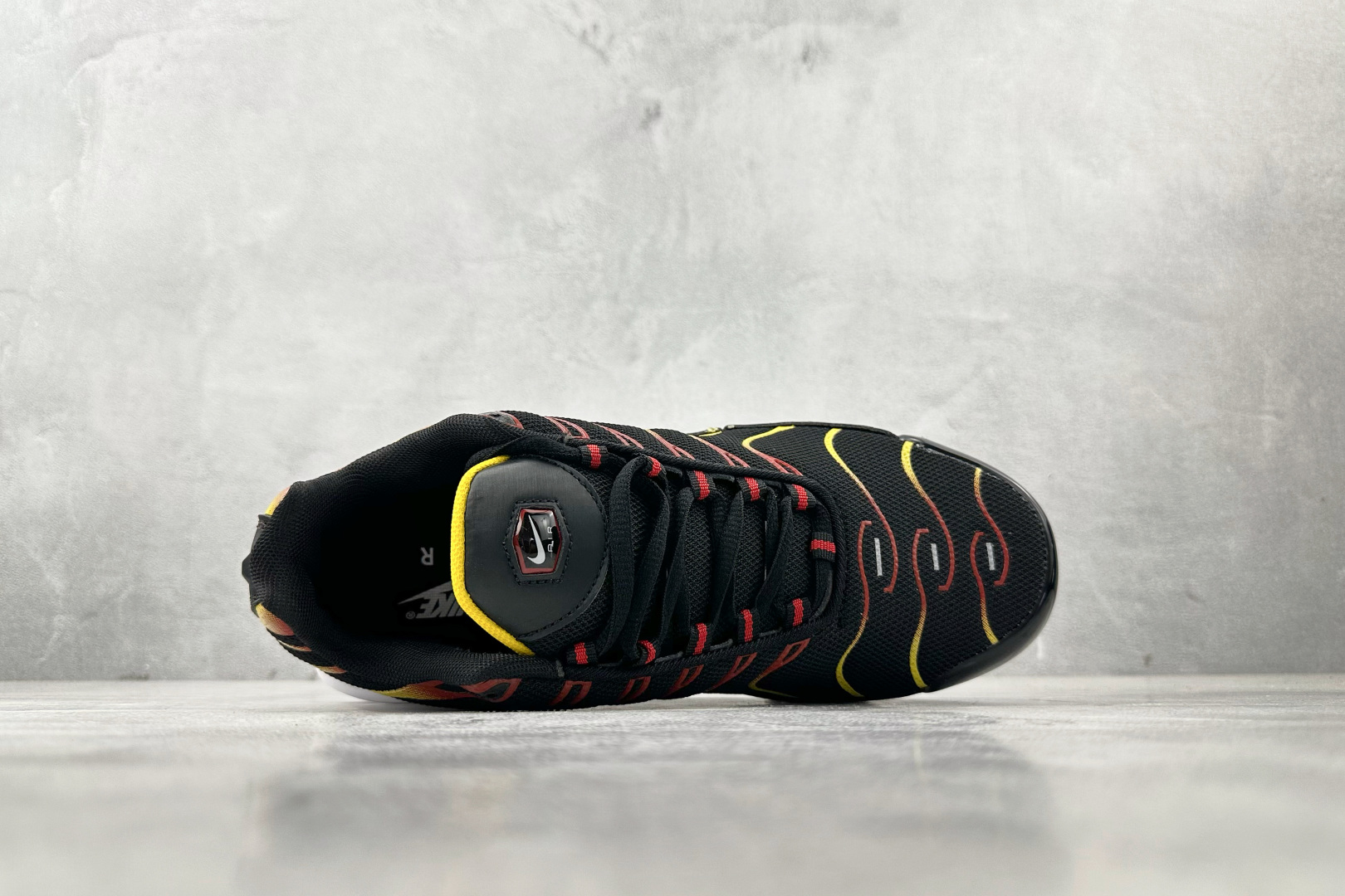外贸 GW 本地💰150
Nike Air Max Plus 黑橙

货号：DC6094-001
尺码：36 37 38 39 40 41 42 43 44 45 46 47 48 49
编码：25