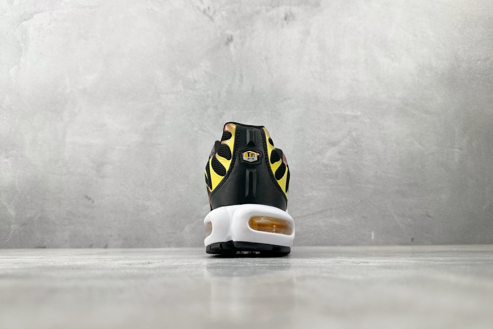 外贸 GW 本地💰150
Nike Air Max Plus 黑橙

货号：DC6094-001
尺码：36 37 38 39 40 41 42 43 44 45 46 47 48 49
编码：25