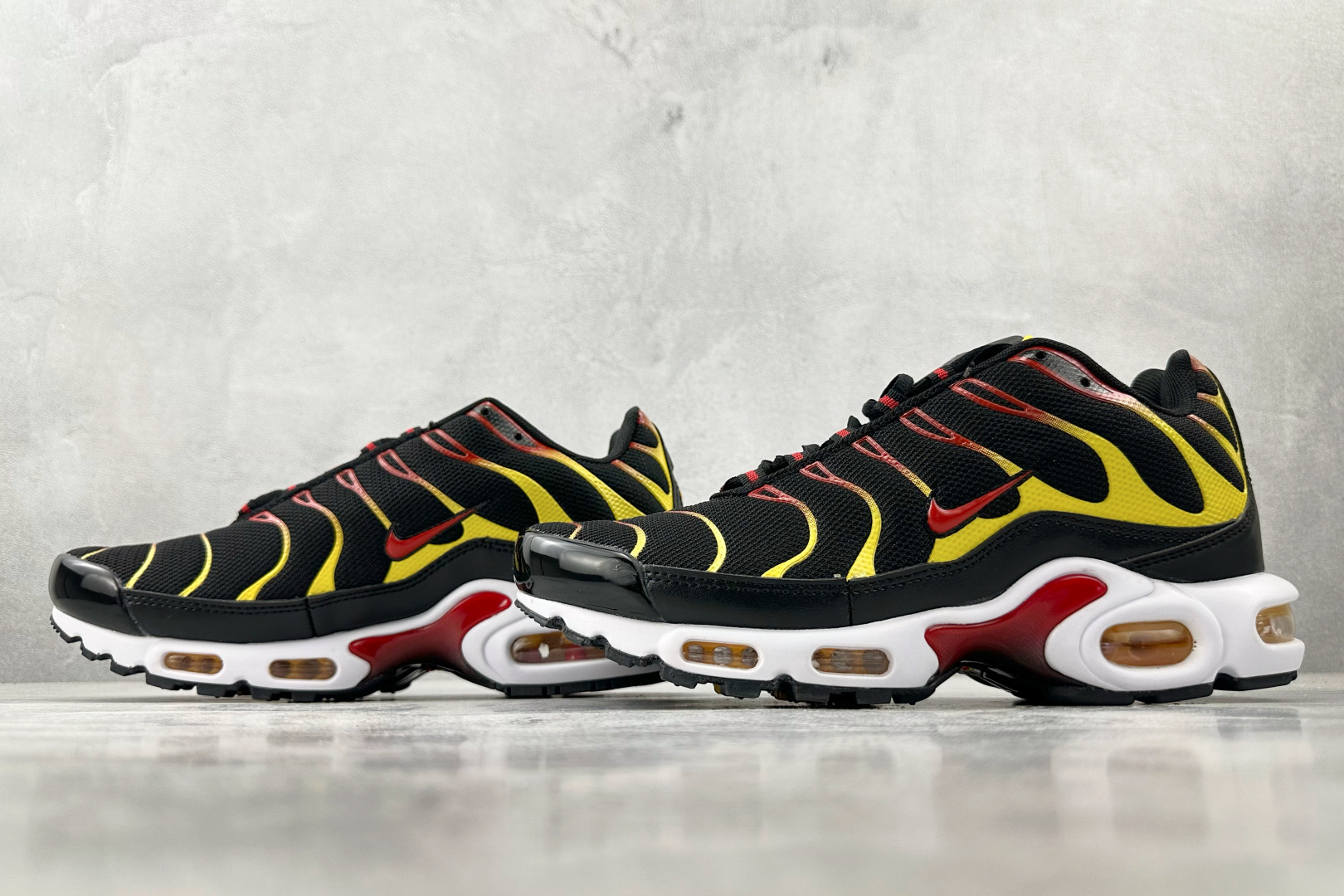 外贸 GW 本地💰150
Nike Air Max Plus 黑橙

货号：DC6094-001
尺码：36 37 38 39 40 41 42 43 44 45 46 47 48 49
编码：25