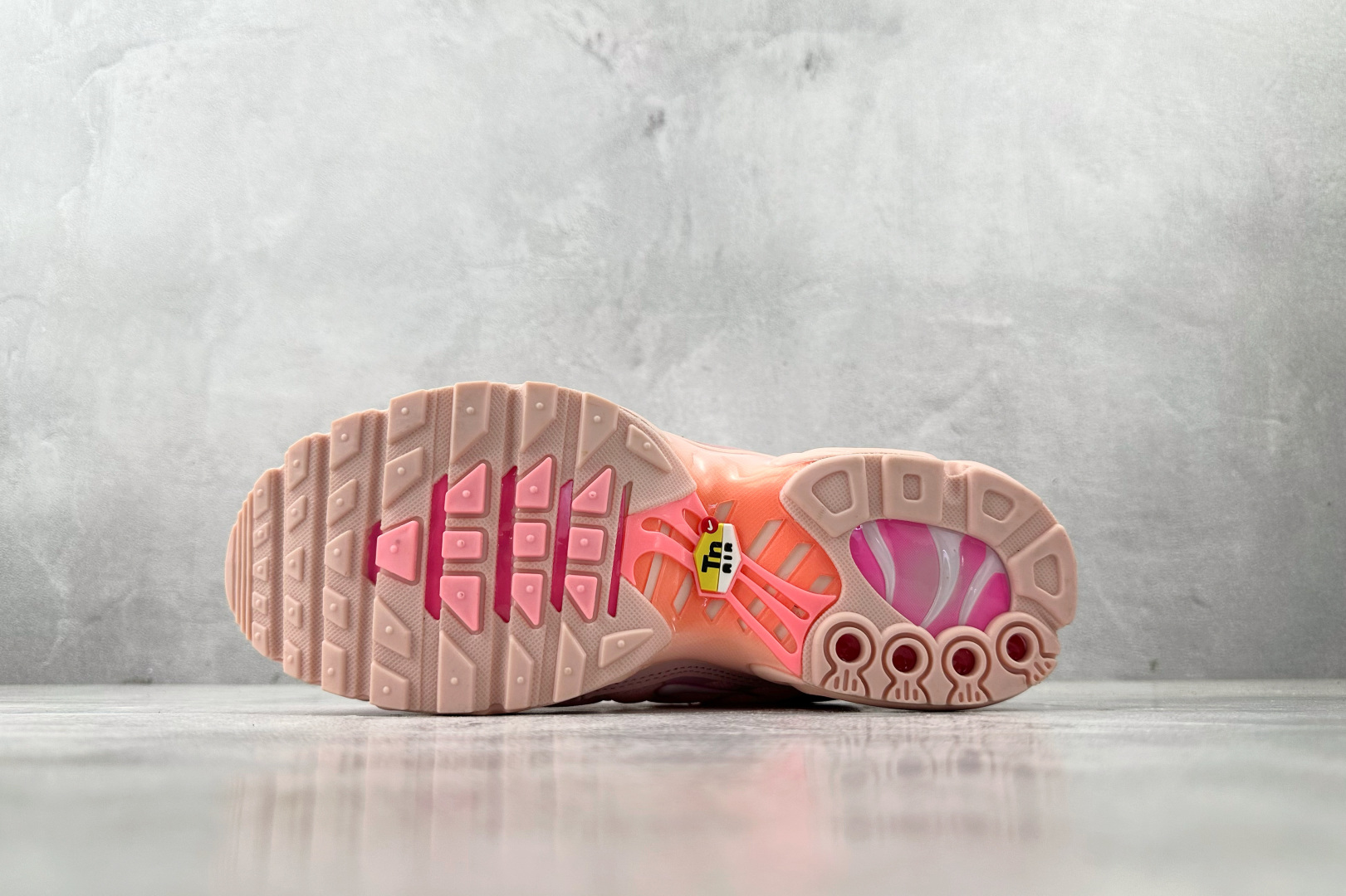 外贸 GW 本地💰150
Nike Air Max Plus 粉色 亚特兰大 城市限定

货号：DH0155-600
尺码：36 37 38 39 40 41 42 43 44 45 46 47 48 49
编码：25