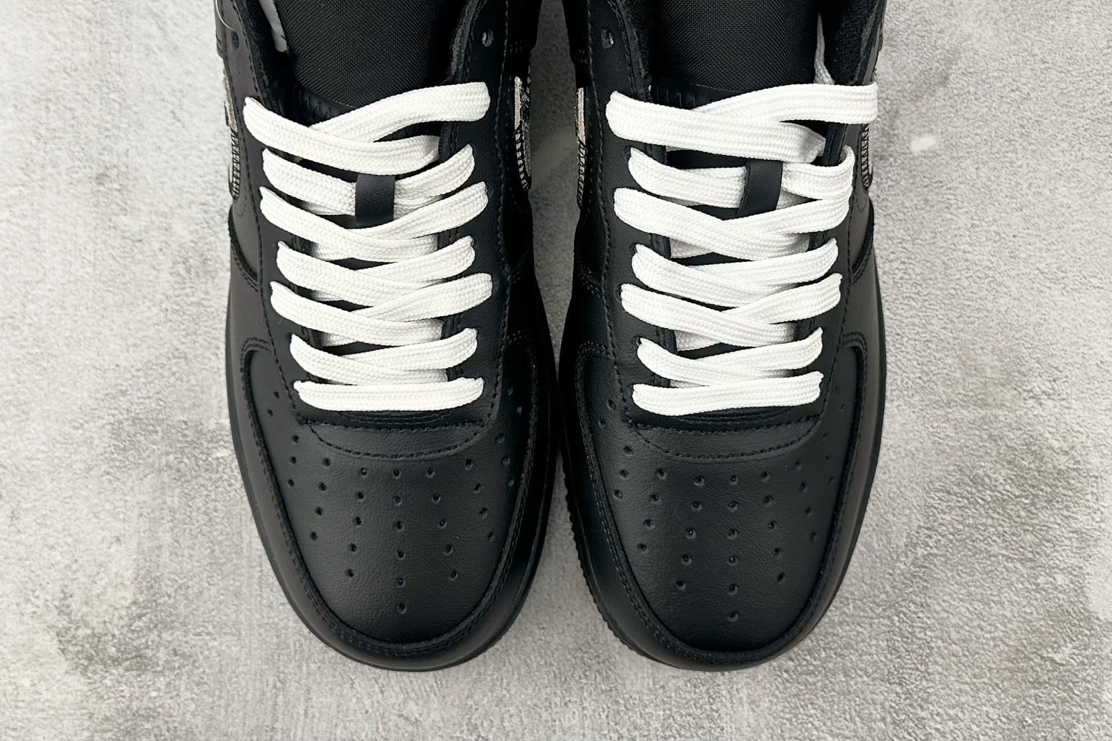 XC 本地💰250
OFF-WHITE x Nike Air Force 1 Virgil OW 联名 黑色

货号：AV5210-001
尺码：40 40.5 41 42 42.5 43 44 44.5 45 46 46.5 47.5
编码：35
