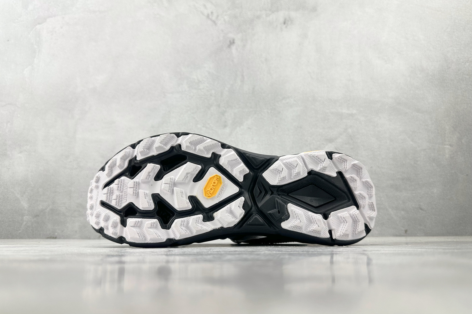 HK 本地💰210
平台专供 HOKA ONE ONE Mafate Speed 4 LITE 银黑

货号：1168971-BWHT
尺码：36 36.5 37.5 38 38.5 39 40 40.5 41 42 42.5 43 44 44.5 45 
编码：31