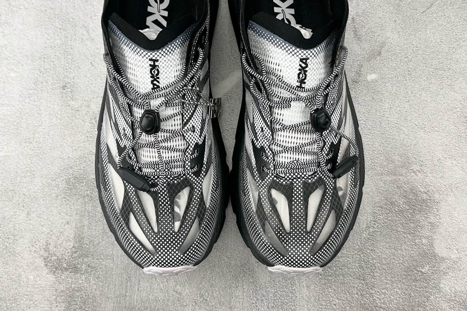 HK 本地💰210
平台专供 HOKA ONE ONE Mafate Speed 4 LITE 银黑

货号：1168971-BWHT
尺码：36 36.5 37.5 38 38.5 39 40 40.5 41 42 42.5 43 44 44.5 45 
编码：31