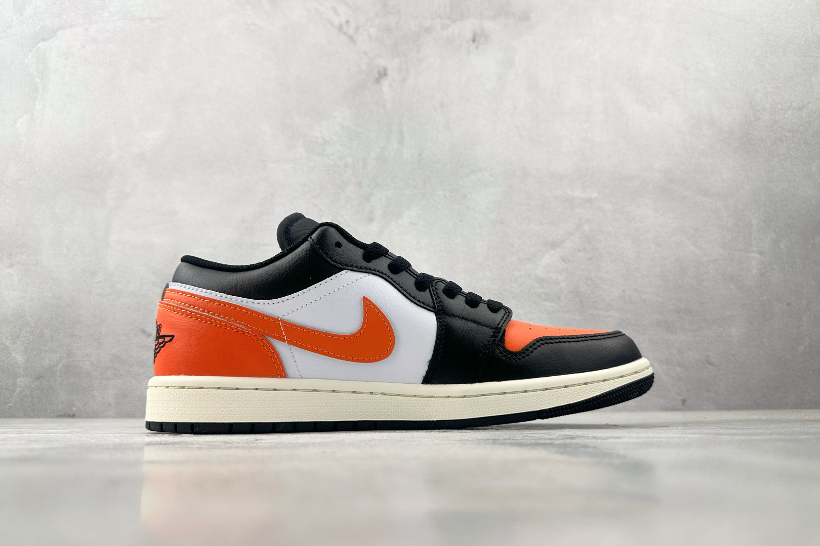 240 Jordan Air Jordan 1 黑白色 553558-081