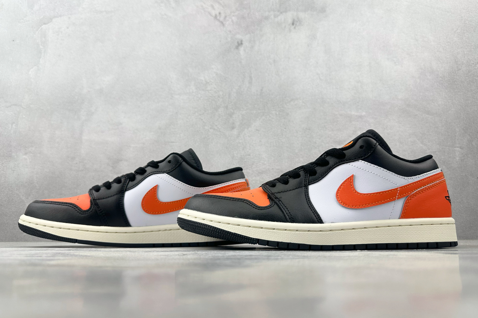 240 Jordan Air Jordan 1 黑白色 553558-081