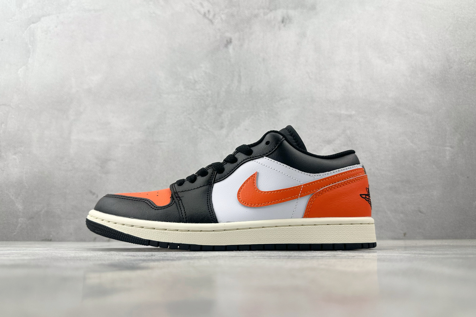 240 Jordan Air Jordan 1 黑白色 553558-081