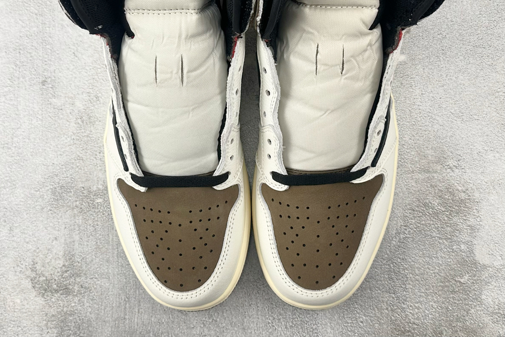 LW 
外贸专供  Travis Scott x Jordan Air Jordan 1 High Og