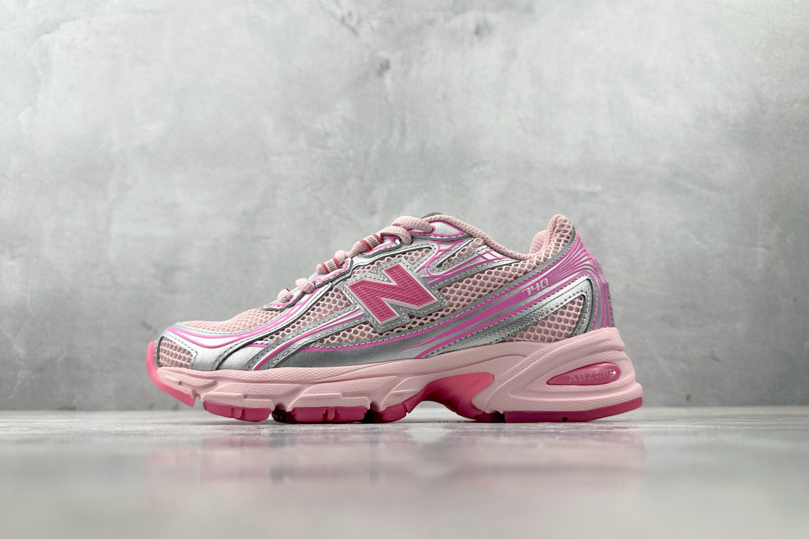 K13 
atmos Pink × New Balance NB 740 粉色

货号：U740A
尺码