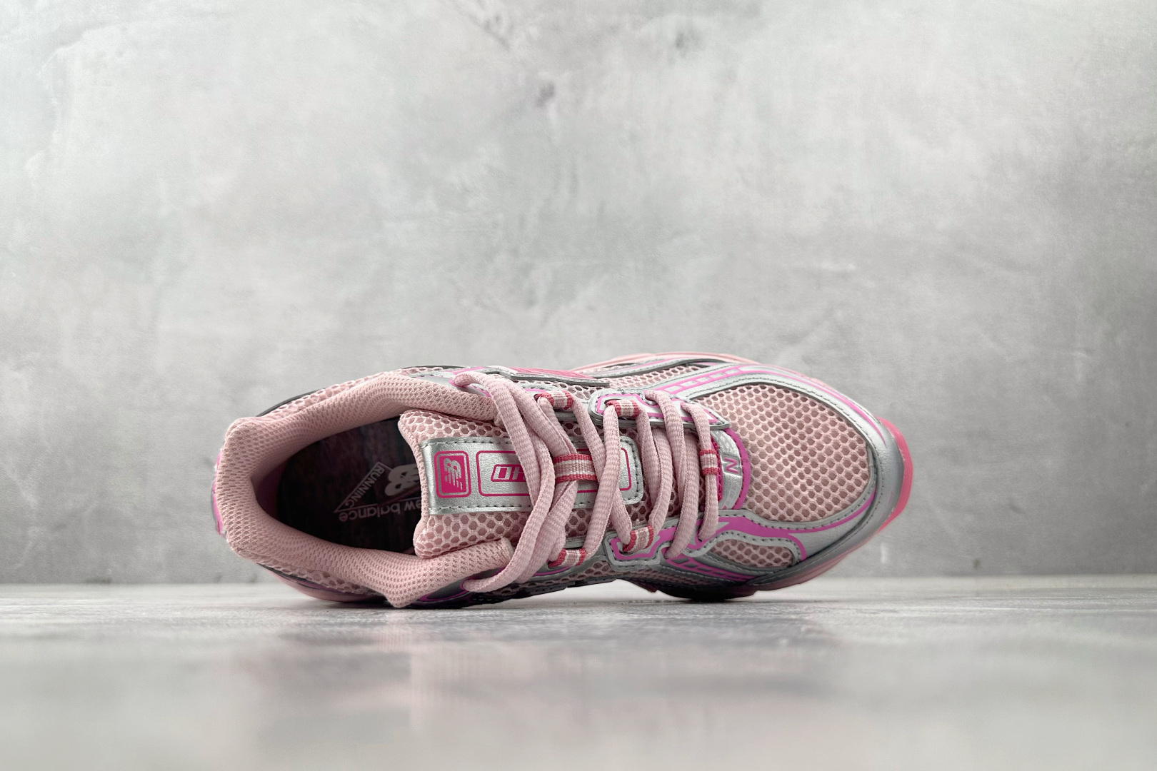 K13 
atmos Pink × New Balance NB 740 粉色

货号：U740A
尺码