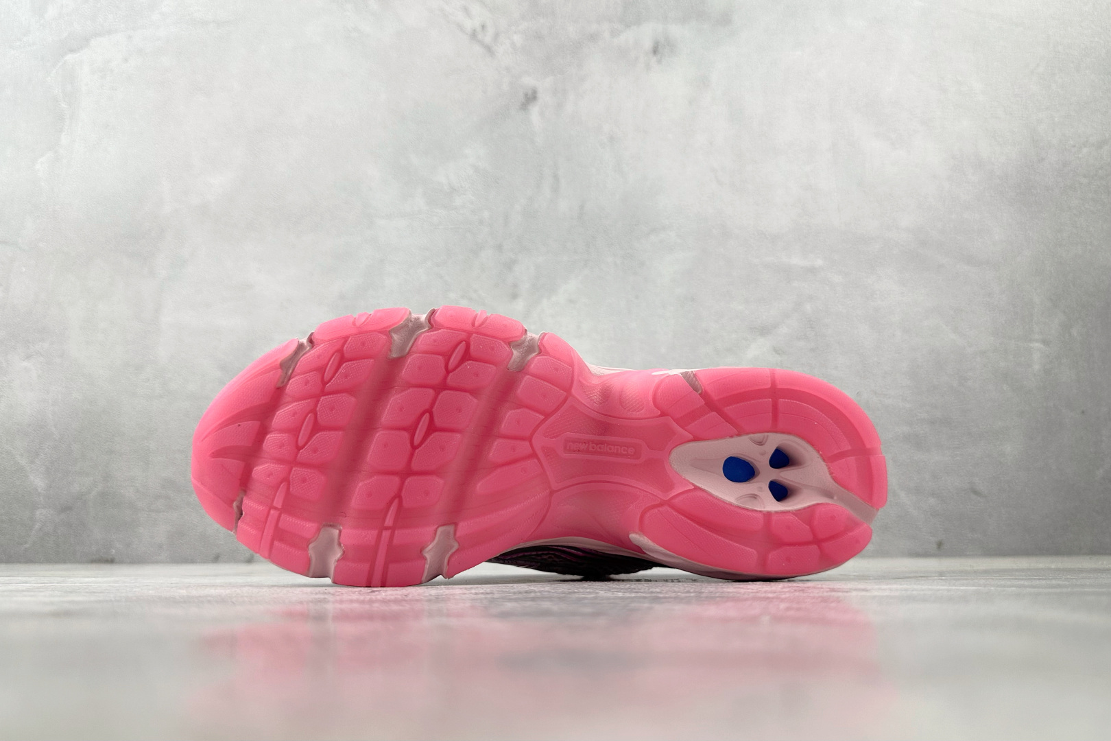 K13 
atmos Pink × New Balance NB 740 粉色

货号：U740A
尺码