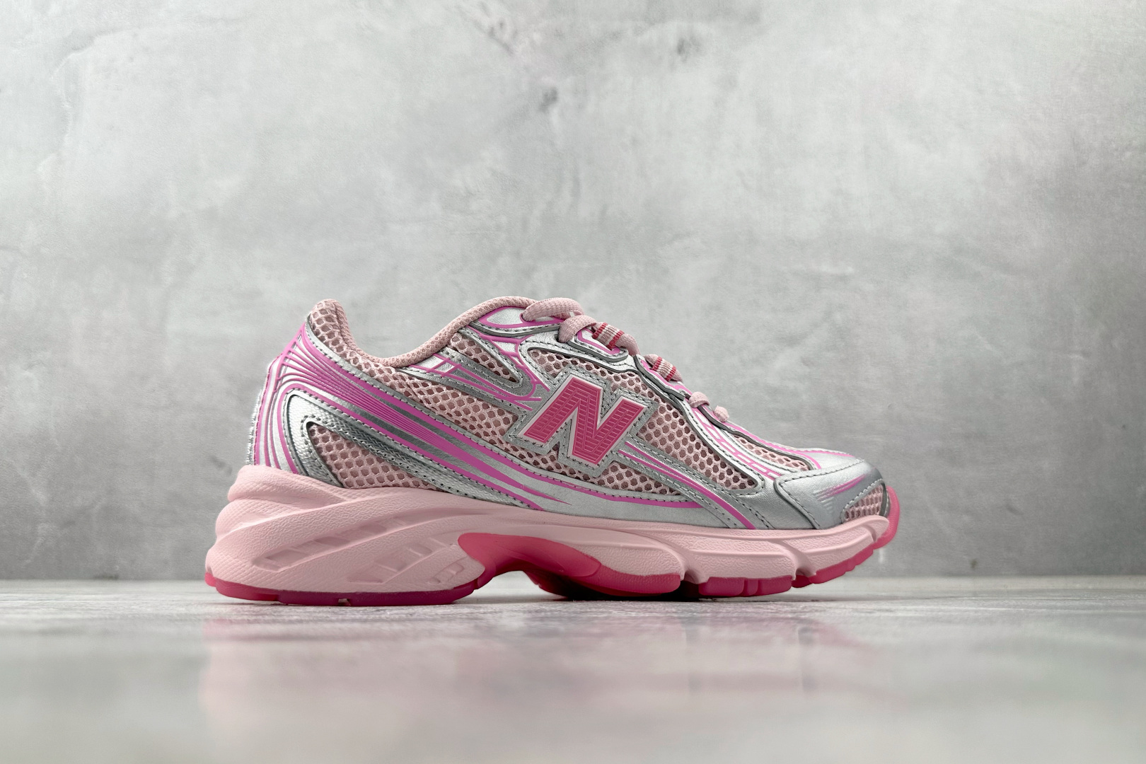 K13 
atmos Pink × New Balance NB 740 粉色

货号：U740A
尺码
