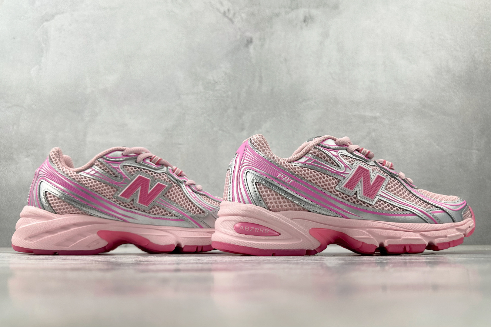 K13 
atmos Pink × New Balance NB 740 粉色

货号：U740A
尺码