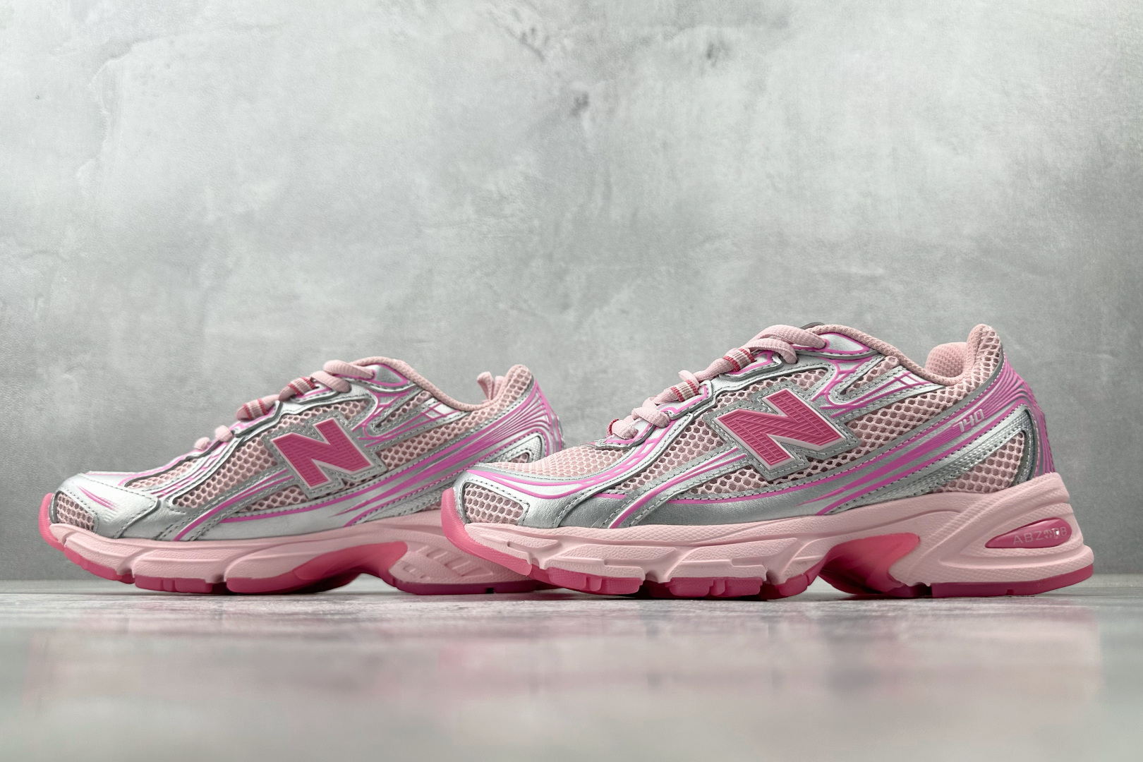 K13 
atmos Pink × New Balance NB 740 粉色

货号：U740A
尺码