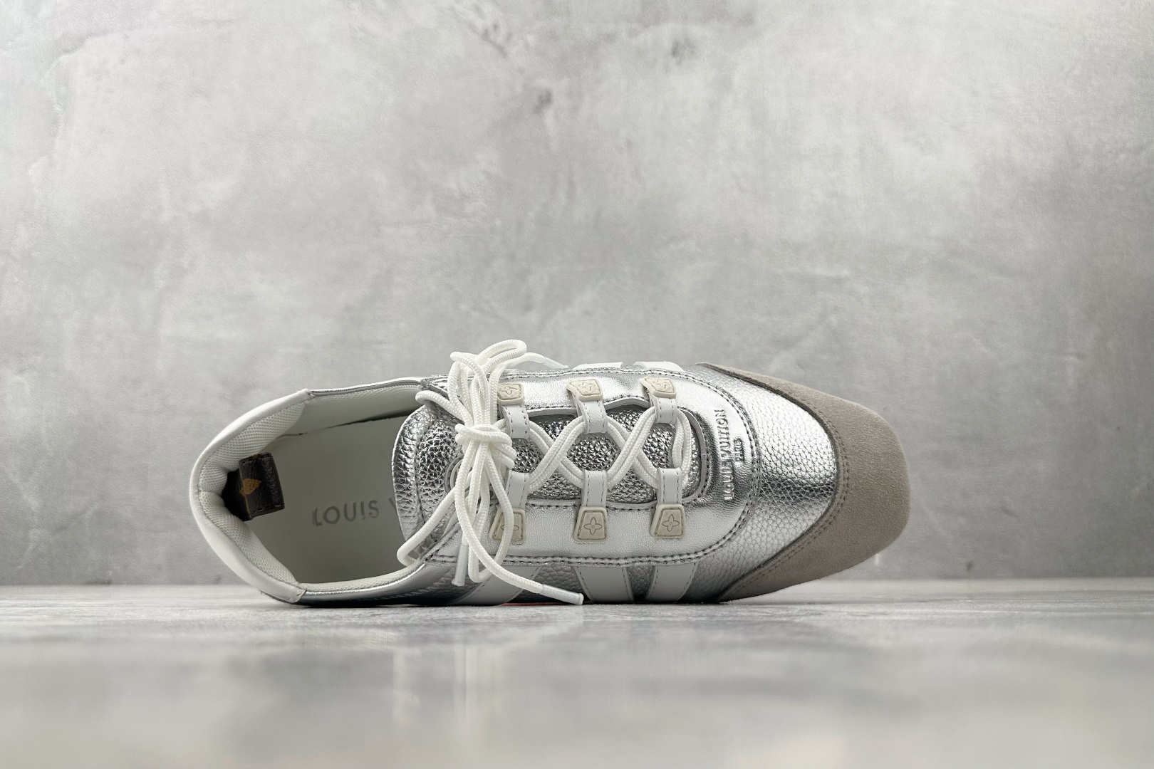 380 LOUIS VUITTSneakerina 银色  1AHOJD