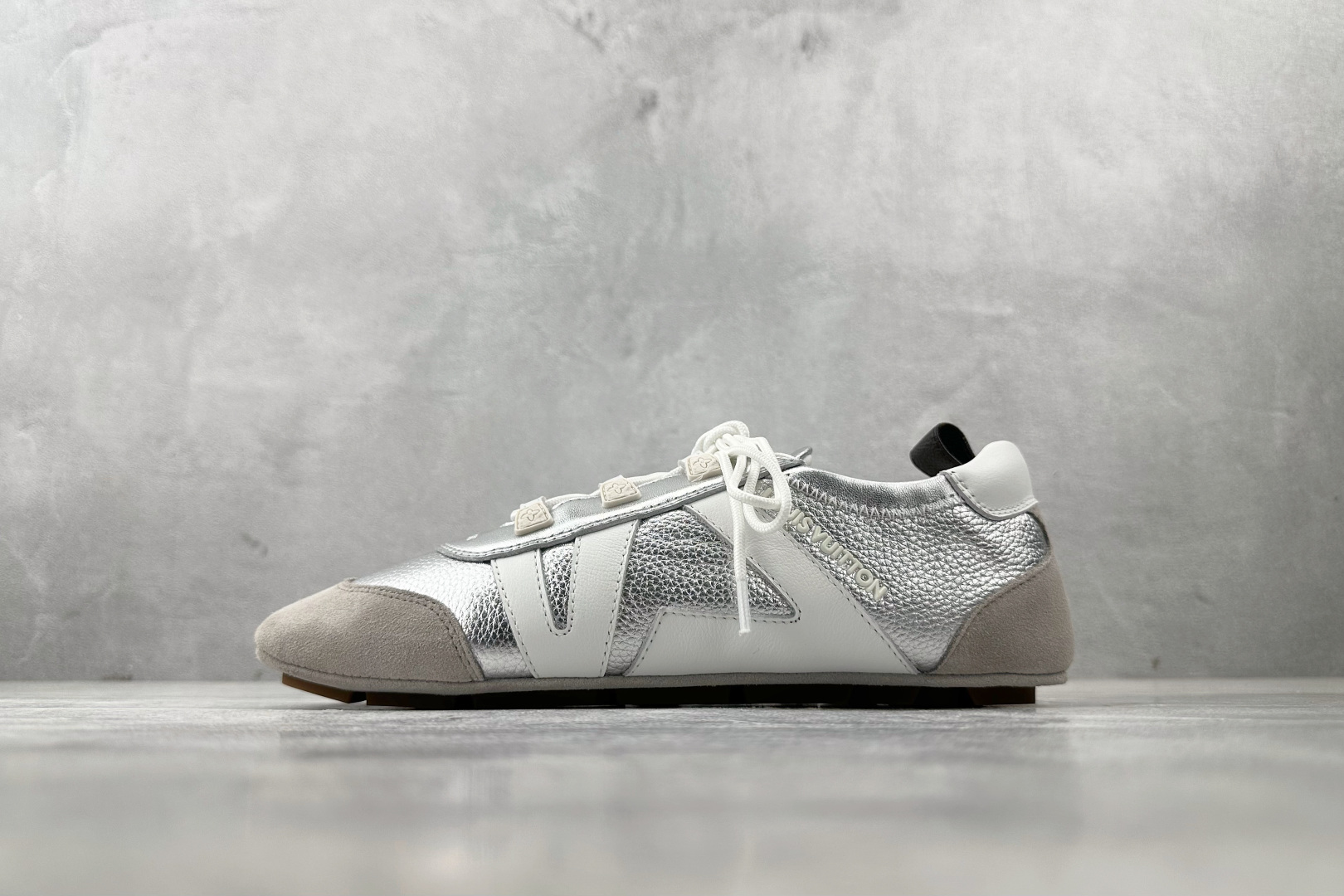 380 LOUIS VUITTSneakerina 银色  1AHOJD