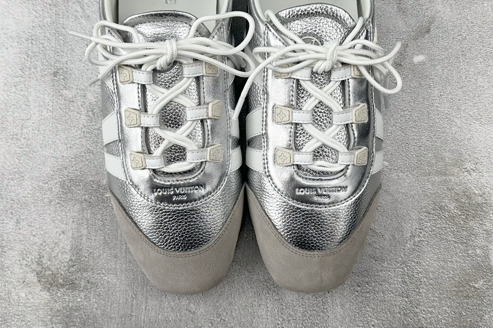 380 LOUIS VUITTSneakerina 银色  1AHOJD