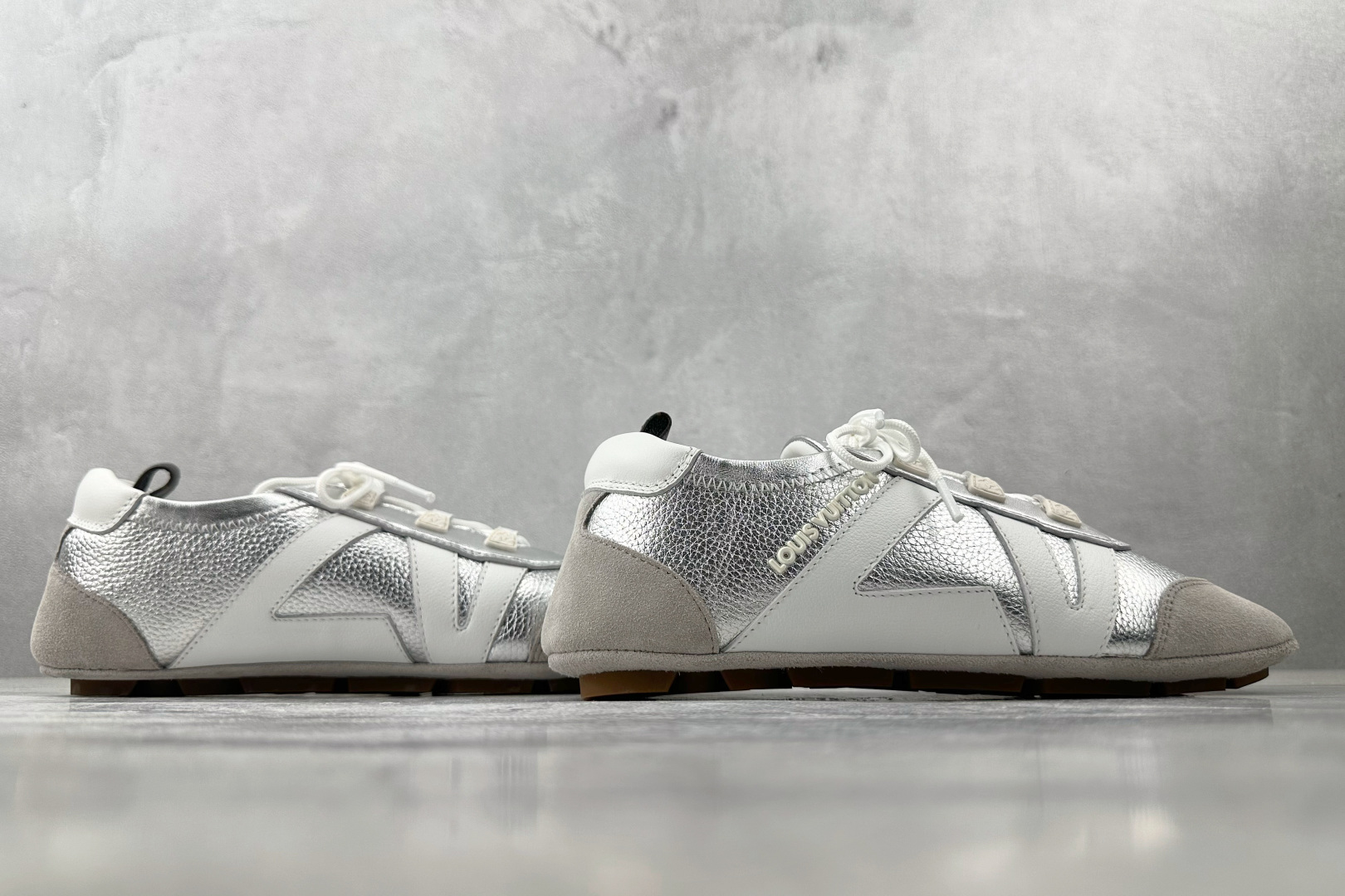 380 LOUIS VUITTSneakerina 银色  1AHOJD