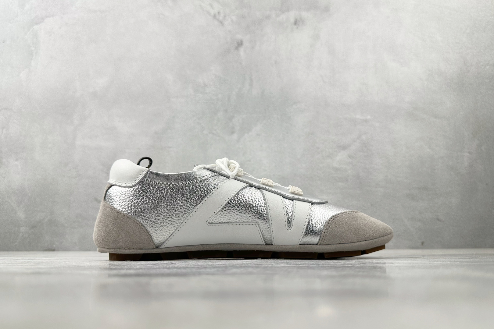 380 LOUIS VUITTSneakerina 银色  1AHOJD