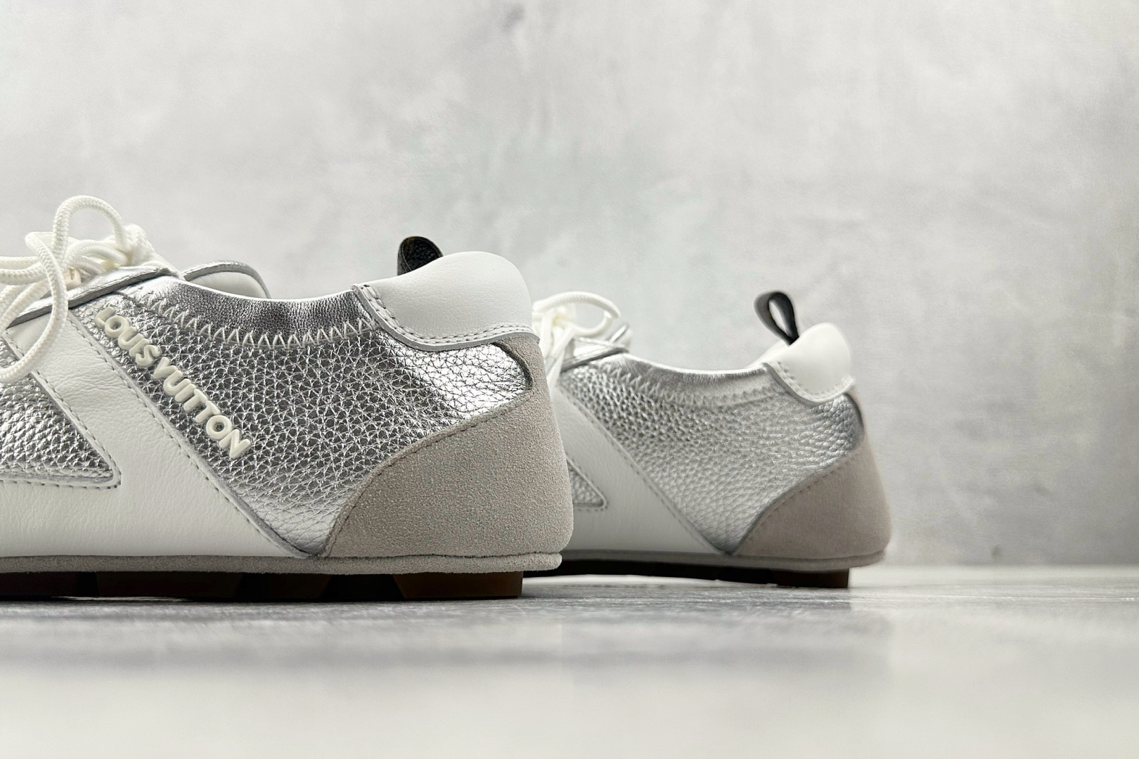 380 LOUIS VUITTSneakerina 银色  1AHOJD