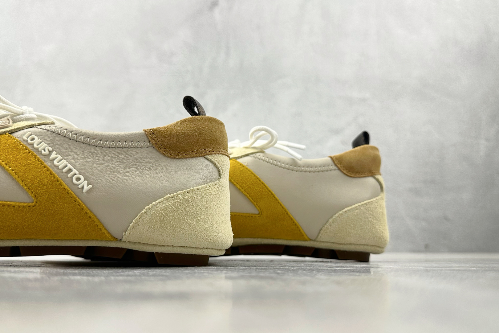 380 LOUIS VUITTSneakerina 米黄色  1AHNES