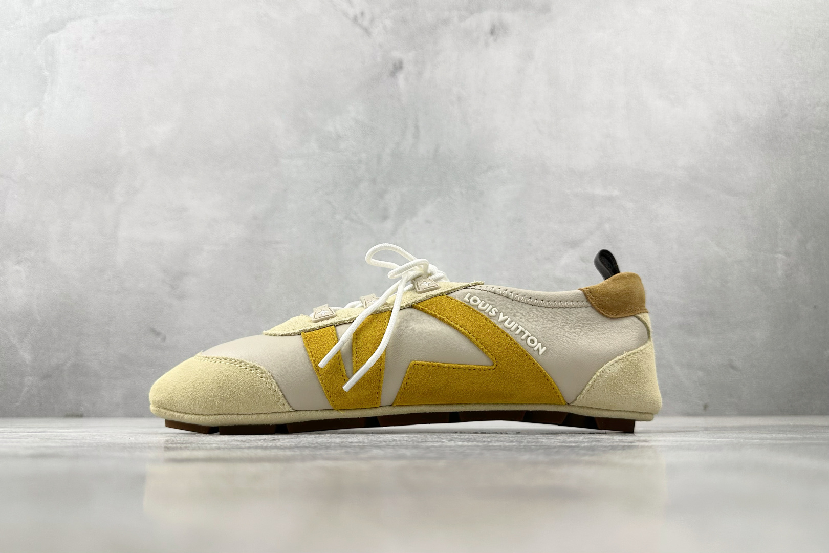 380 LOUIS VUITTSneakerina 米黄色  1AHNES