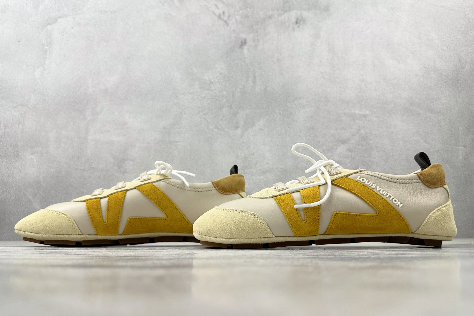 380 LOUIS VUITTSneakerina 米黄色  1AHNES