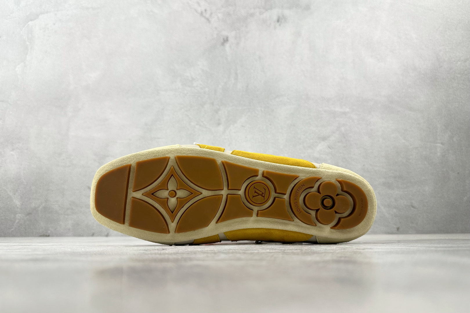 380 LOUIS VUITTSneakerina 米黄色  1AHNES