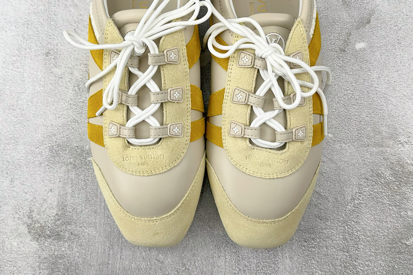 380 LOUIS VUITTSneakerina 米黄色  1AHNES