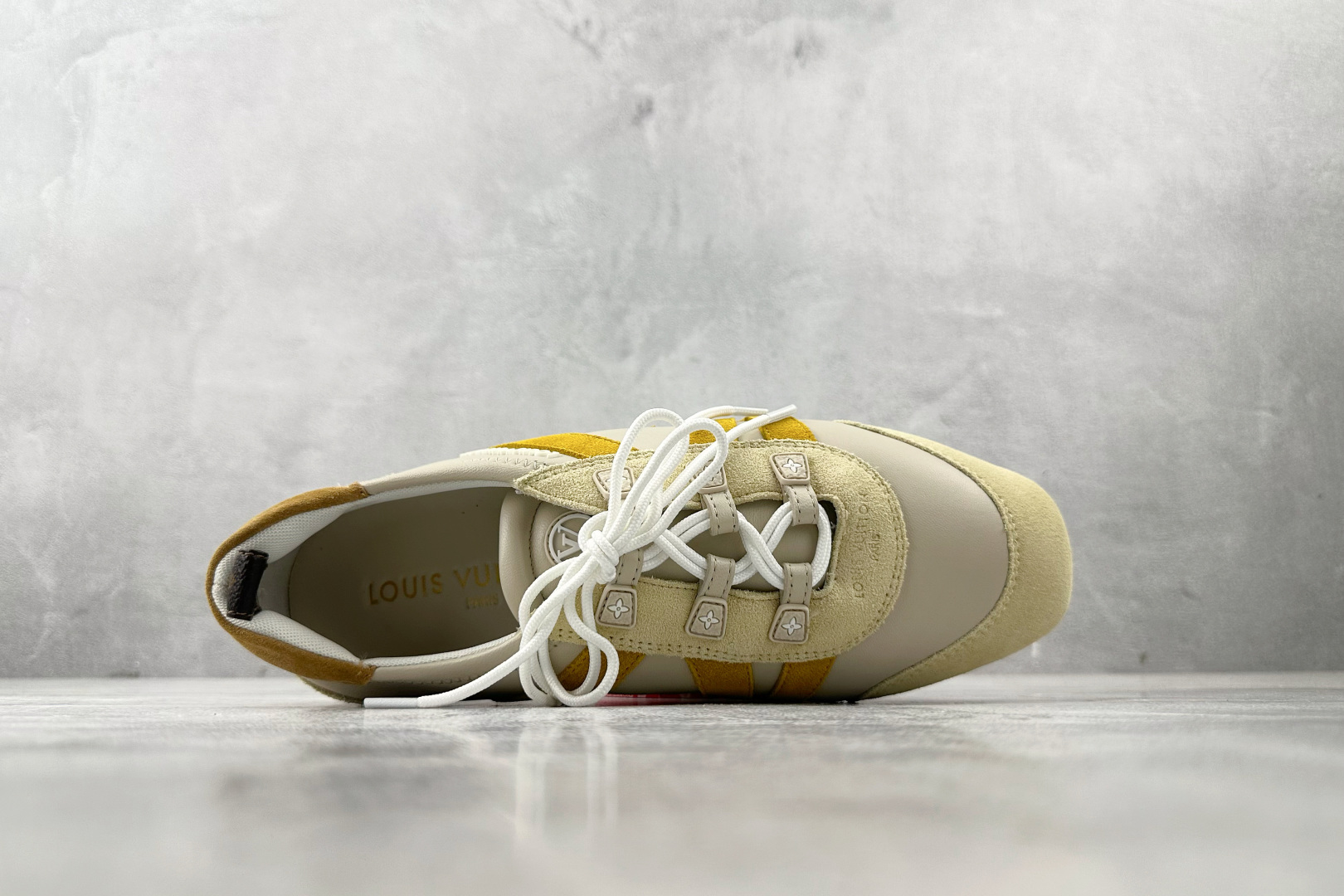 380 LOUIS VUITTSneakerina 米黄色  1AHNES