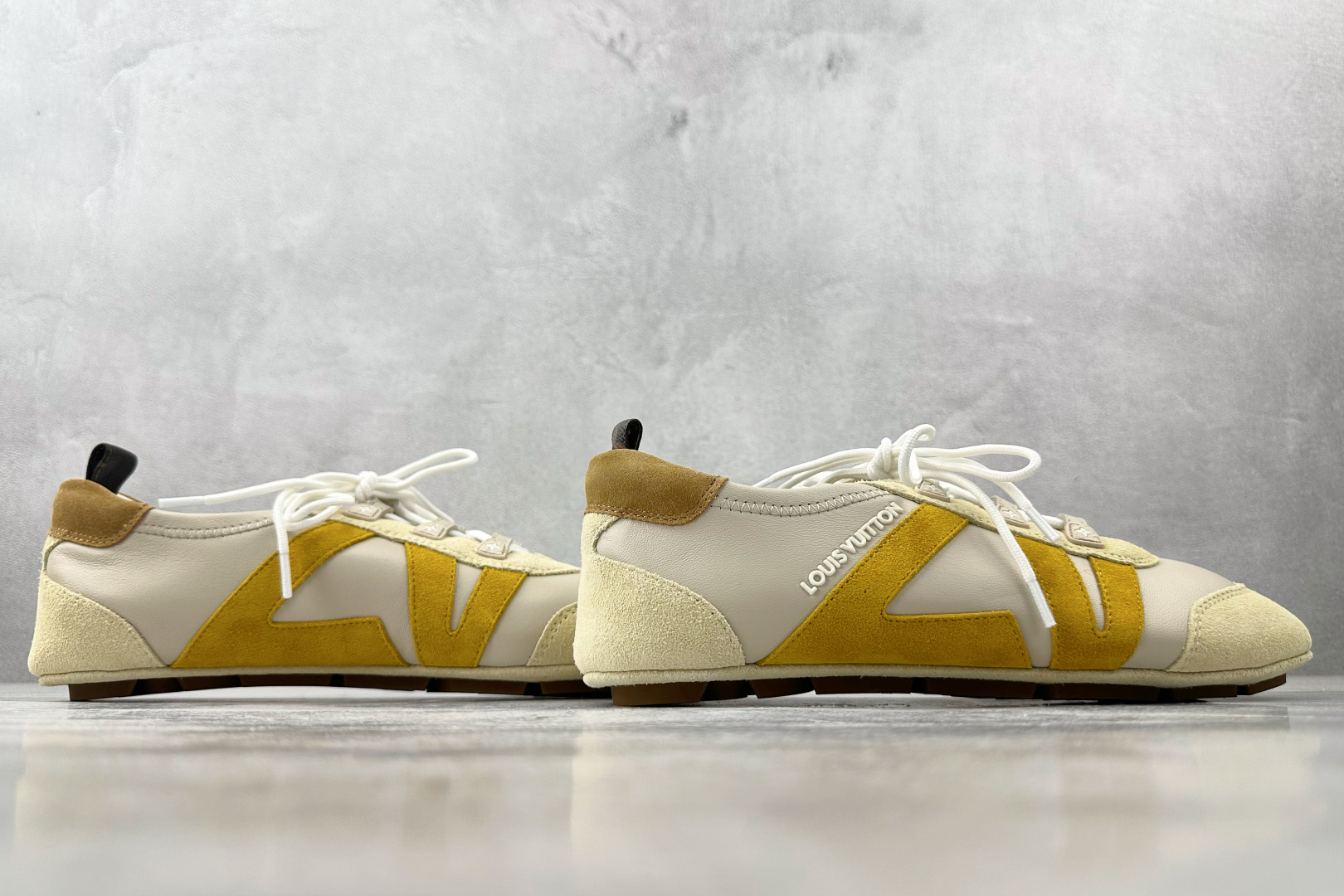 380 LOUIS VUITTSneakerina 米黄色  1AHNES