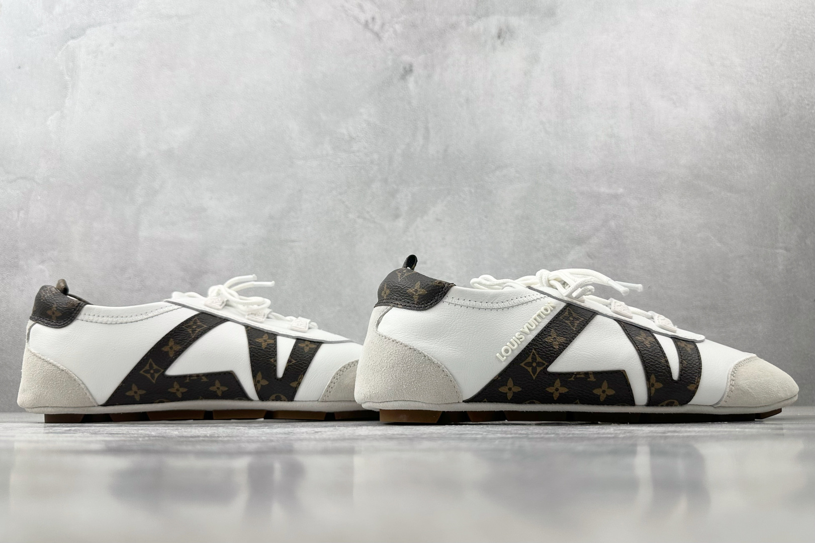 380 LOUIS VUITTSneakerina 白灰棕  1AHNCA