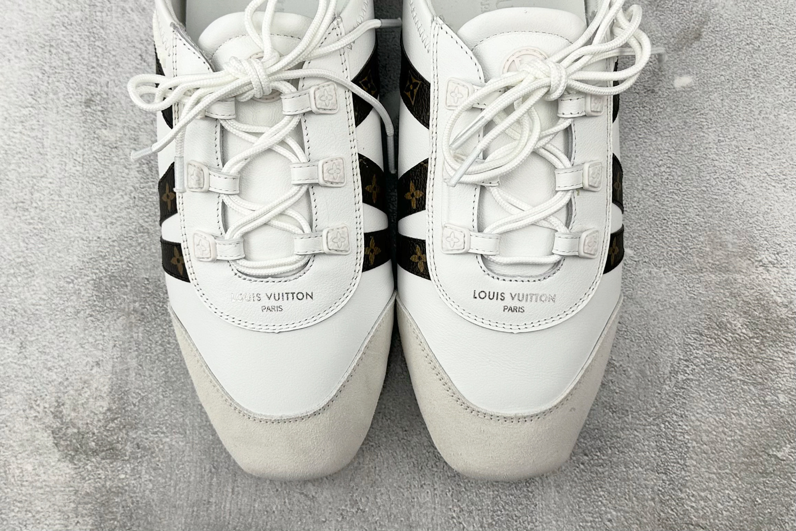 380 LOUIS VUITTSneakerina 白灰棕  1AHNCA