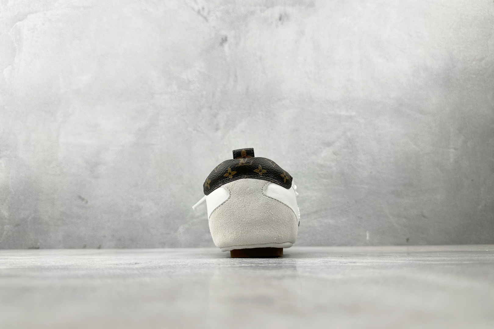 380 LOUIS VUITTSneakerina 白灰棕  1AHNCA