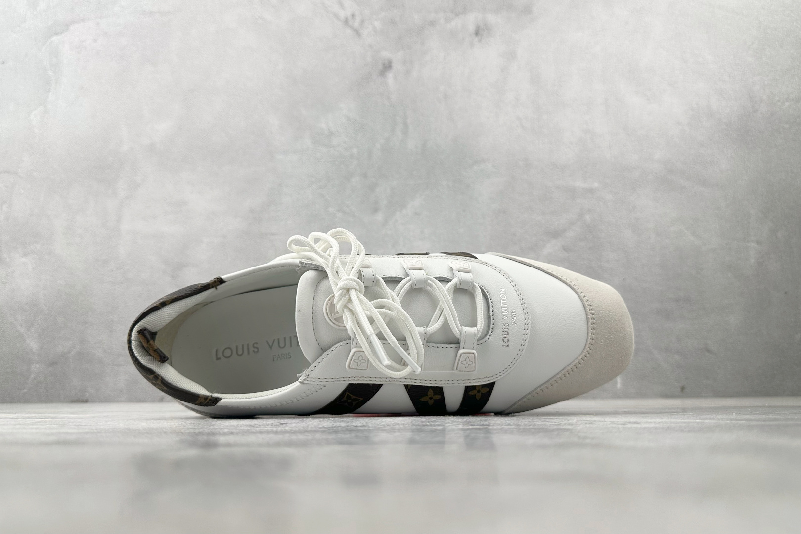 380 LOUIS VUITTSneakerina 白灰棕  1AHNCA